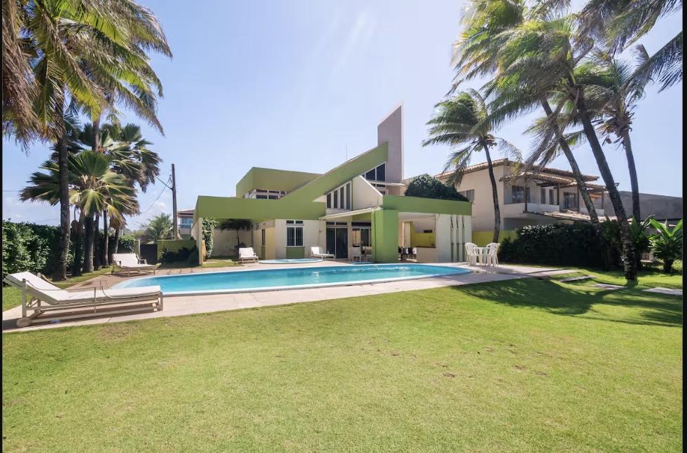 Fachada da Casa Refúgio de frente para o mar com piscina