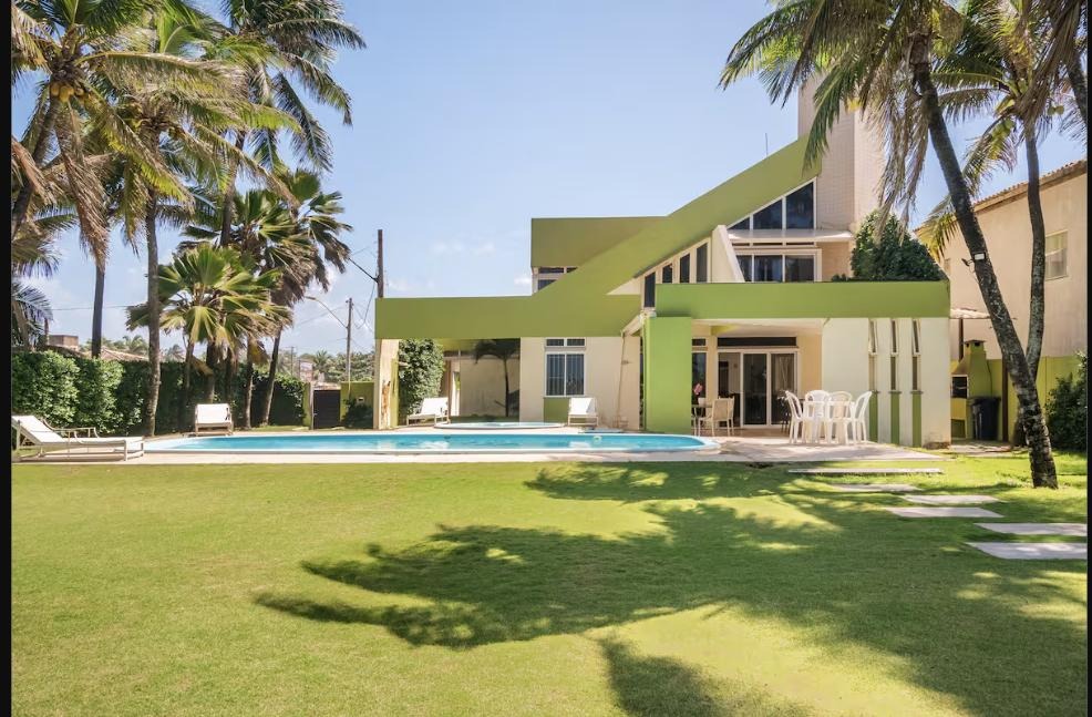 Fachada e jardim da casa