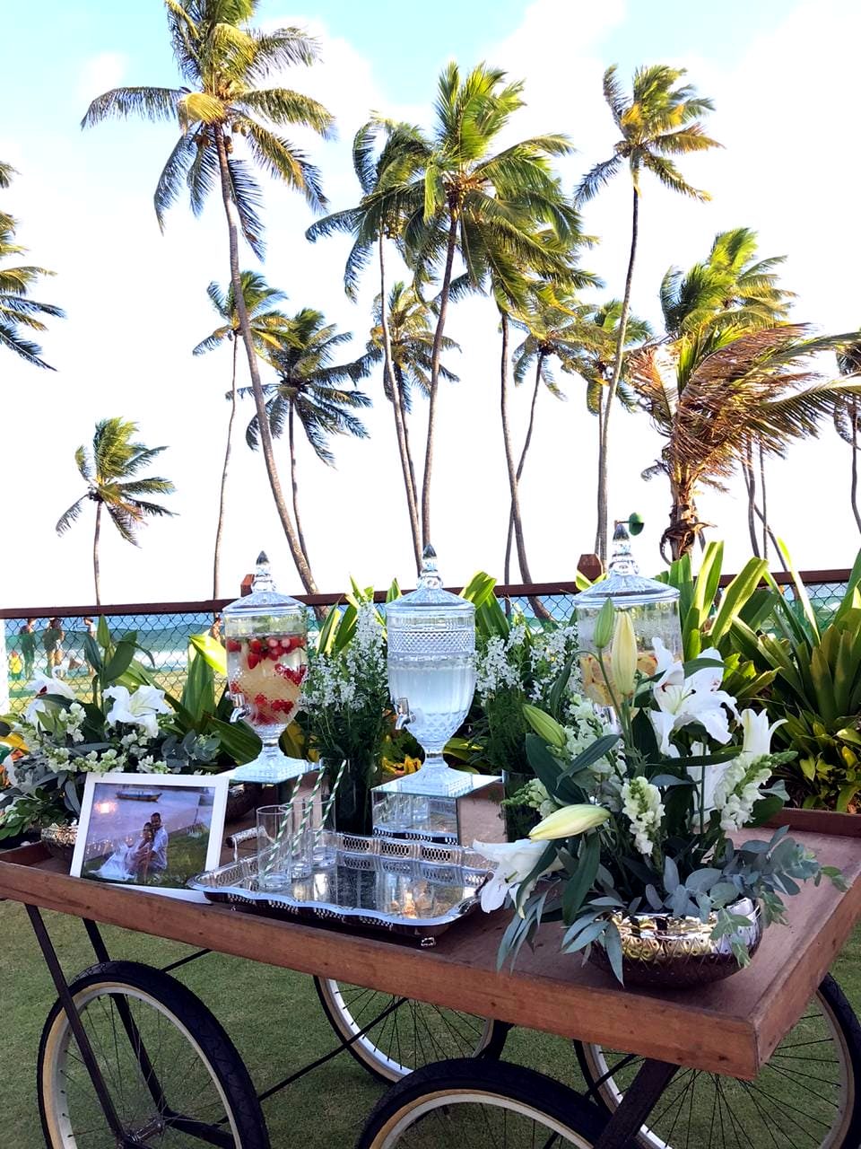 Mesa de decoração com flores