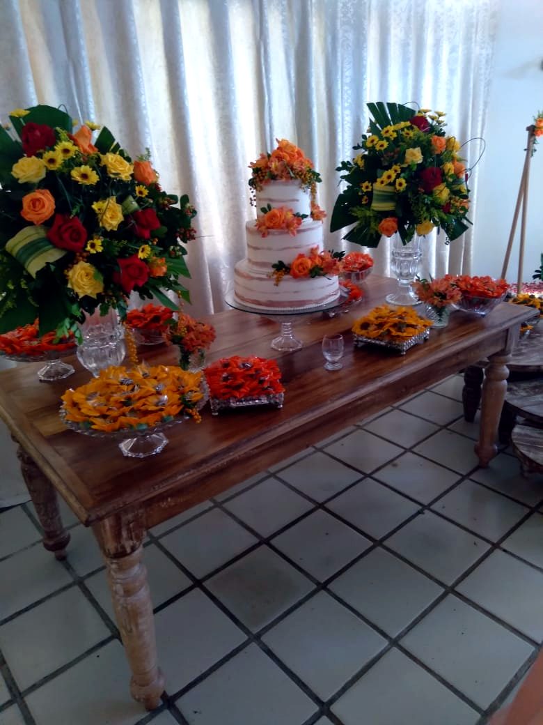 Mesa de doces e frutas